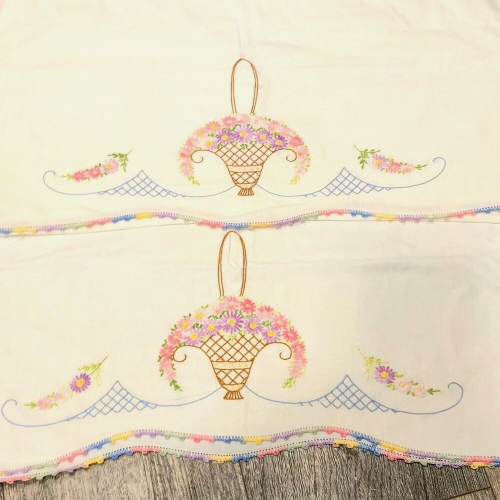 Vintage Embroidered Floral Basket Pillowcases Crochet Edge Purple pink Daisies - Picture 6 of 16